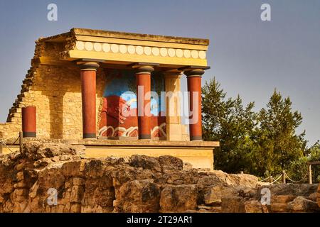 Minoisches Palastgebäude, rote Säulen, Bullenfresko, Palast von Knossos, Knossos, Provinz Heraklion, Kreta, Griechenland Stockfoto