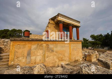 Minoisches Palastgebäude, rote Säulen, Bullenfresko, bewölkter Himmel, Palast von Knossos, Knossos, Provinz Heraklion, Kreta, Griechenland Stockfoto