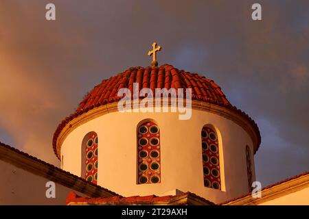 Abendlicht, Kuppel einer Kirche, rot gekacheltes Dach, Detail, wolkiger Himmel, Platanos Kissamou, Provinz Chania, Kreta, Griechenland Stockfoto