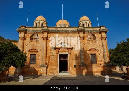 Frontale Weitwinkelaufnahme, Fassade, Kuppeln, Haupttor, Moni Agia Triada, Kloster, Akrotiri, Westkreta, Provinz Chania, Kreta, Griechenland Stockfoto