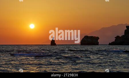 Sonnenuntergang, Felsen im Meer, Triopetra, Südküste, Zentralkreta, Kreta, Griechenland Stockfoto