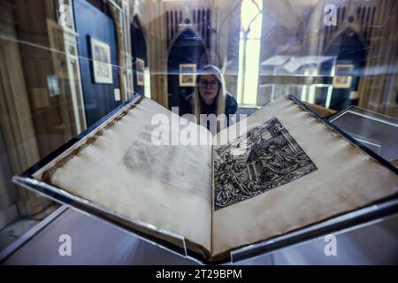 Strawberry Hill Richmond upon Thames 18. Oktober 2023 Ausstellung The Devil is in the Detail: Dürer's Great Passionand Early Holzschnitte aus der Schroder Collection im Strawberry Hill House, illustrierte Bücher des 15. Und 16. Jahrhunderts. Quelle: Paul Quezada-Neiman/Alamy Live News Stockfoto