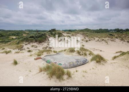 Zerstörte Bunker in den Dünen von Dünkirchen, Nordsee, Hauts-de France, Frankreich Stockfoto