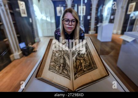 Strawberry Hill Richmond upon Thames 18. Oktober 2023 Ausstellung The Devil is in the Detail: Dürer's Great Passionand Early Holzschnitte aus der Schroder Collection im Strawberry Hill House, illustrierte Bücher des 15. Und 16. Jahrhunderts. Quelle: Paul Quezada-Neiman/Alamy Live News Stockfoto