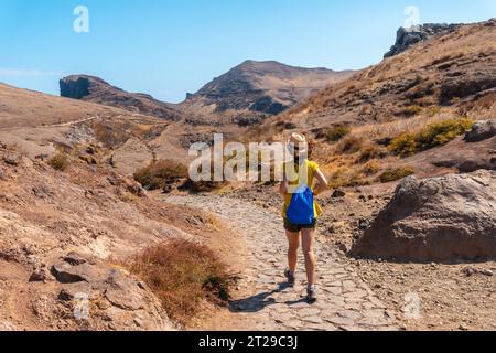 Eine junge Frau auf einem Wanderweg in Ponta de Sao Lourenco an der Küste Madeiras Stockfoto