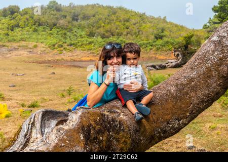 Fanalwald auf Madeira, tausendjährige Lorbeerbäume, Porträt einer Mutter mit ihrem Sohn Stockfoto