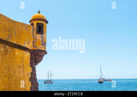 Gelber Wachturm am Forte de Sao Tiago am Strand von Funchal. Madeira Stockfoto