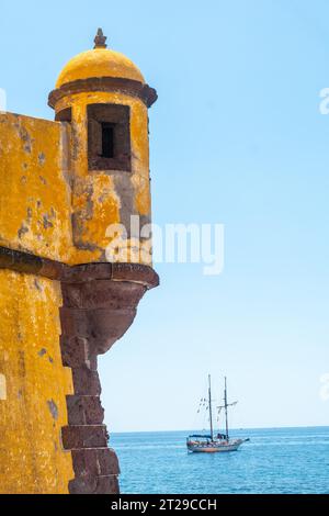 Gelber Wachturm am Forte de Sao Tiago am Strand von Funchal. Madeira Stockfoto