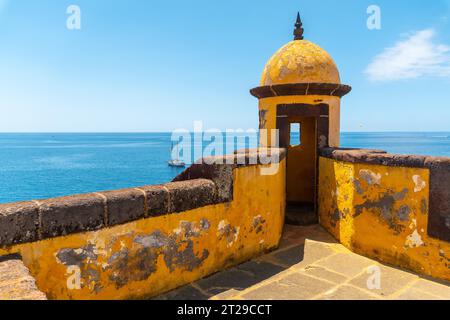 Gelber Wachturm am Forte de Sao Tiago in Funchal am Meer. Madeira Stockfoto