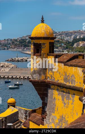 Gelber Wachturm im Forte de Sao Tiago Fort in Funchal. Madeira Stockfoto