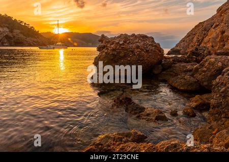 Sonnenuntergang am Strand von Benirras Sonnenuntergang auf Ibiza. Urlaubskonzept Stockfoto