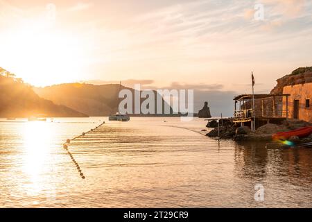 Gebäude am Strand von Benirras im Norden von Ibiza, Sonnenuntergang. Urlaubskonzept Stockfoto