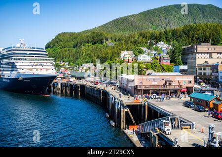 Blick auf den Hafen von Ketchikan, Alaska, mit dem Kreuzfahrtschiff der Holland America Line, MS Eurodam, am Dock ankerte. Stockfoto