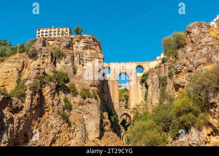 Schöner neuer Aussichtspunkt auf die Brücke der Provinz Ronda in Malaga, Andalusien Stockfoto