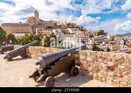 Mittelalterliche Kanonen der Burgmauer von Ibiza und der Kathedrale im Hintergrund, Balearen, Eivissa Stockfoto