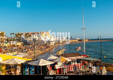 Badegäste am Strand von La Caleta im Sommer Sonnenuntergang der Stadt Cadiz. Andalusien Stockfoto