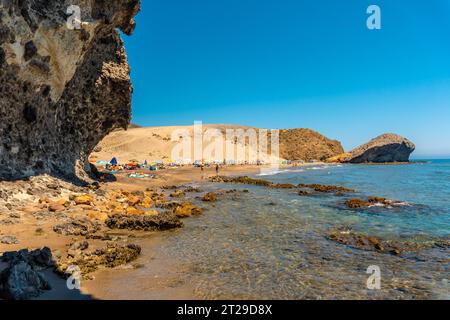Der Monsul-Strand des Naturparks Cabo de Gata, der mit erodierten Lavaformationen in der Gemeinde San Jose in Almeria geschaffen wurde. Spanien Stockfoto