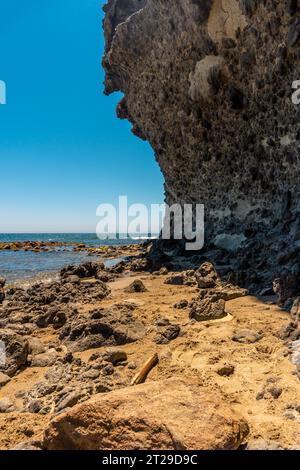 Monsul Strand im Naturpark Cabo de Gata, erodierte Lavaformationen, die ihn umgeben, feiner Sand und kristallklares Wasser. San Jose, Almeria. Spanien Stockfoto