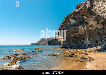 Sommer am Strand von Monsul im Naturpark Cabo de Gata, der mit erodierten Lavaformationen in der Gemeinde San Jose, Almeria geschaffen wurde. Spanien Stockfoto