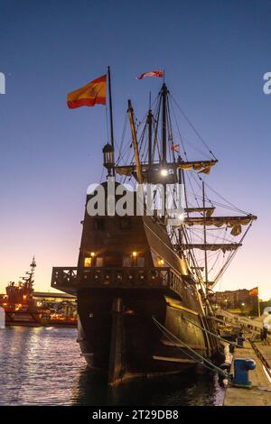 Altes Boot bei Sonnenuntergang auf der Promenade von Muelle UNO im Malagaport der Stadt Malaga, Andalusien. Spanien Stockfoto