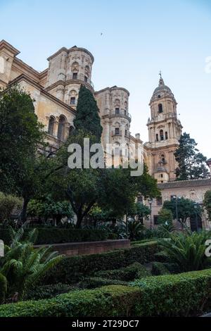 Blick auf die Kathedrale und ihre Gärten der Inkarnation der Stadt Malaga, Andalusien. Spanien Stockfoto