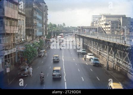 Verkehr an der Charni Road Railway Station Bridge, Bombay, Indien. Stockfoto