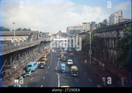 Verkehr an der Charni Road Railway Station Bridge, Bombay, Indien. Stockfoto