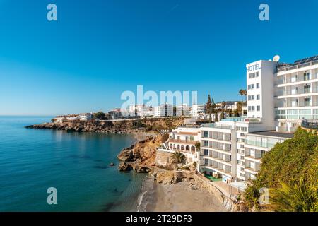 Playa el Salon in der Stadt Nerja, Andalusien. Spanien. Costa del sol im Mittelmeer Stockfoto