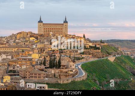 Panoramablick bei Sonnenaufgang über die mittelalterliche Stadt Toledo in Castilla La Mancha, Spanien. Blick von der Ermita del Valle. Alzacar und Santa Iglesia Primada Stockfoto