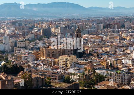 Blick auf die Stadt und die Kathedrale der Inkarnation von Malaga vom Schloss Gibralfaro in der Stadt Malaga, Andalusien. Spanien Stockfoto