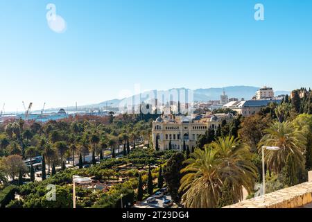 Blick auf die Stadt, das Rathaus und seine Gärten und den Hafen vom Gibralfaro Schloss in der Stadt Malaga, Andalusien. Spanien Stockfoto