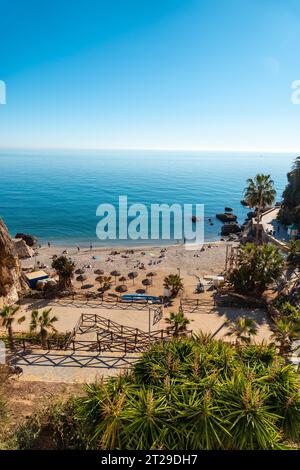 Calahonda Strand in der Stadt Nerja mit Sonnenbaden im Frühling, Andalusien. Spanien. Costa del sol im mittelmeer Stockfoto