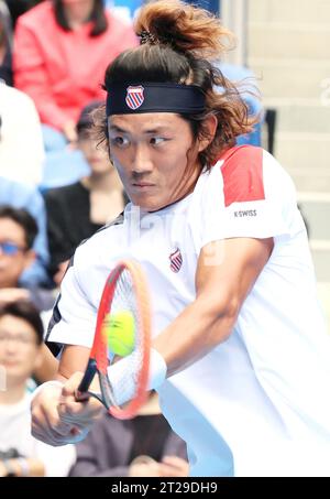 Tokio, Japan. Oktober 2023. Zhang Zhizhen aus China kehrt den Ball gegen Hubert Hurkacz aus Polen zurück, während der ersten Runde der Japan Open-Tennismeisterschaften am Mittwoch, den 18. Oktober 2023, im Ariake Kolosseum in Tokio. (Foto: Yoshio Tsunoda/AFLO) Stockfoto