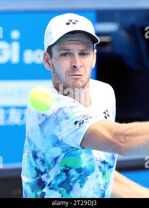 Tokio, Japan. Oktober 2023. Hubert Hurkacz aus Polen kehrt den Ball gegen den Japaner Zhang Zhizhen während des ersten Rundenspiels der Japan Open-Tennismeisterschaften am Mittwoch, den 18. Oktober 2023, im Ariake Kolosseum in Tokio zurück. (Foto: Yoshio Tsunoda/AFLO) Stockfoto