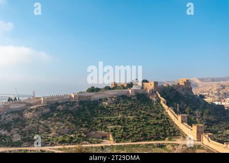 Blick vom Aussichtspunkt auf Cerro San Cristobal de la Muralla de Jairan und die Alcazaba, die Stadt Almeria, Andalusien. Spanien. Costa del sol in der Stockfoto