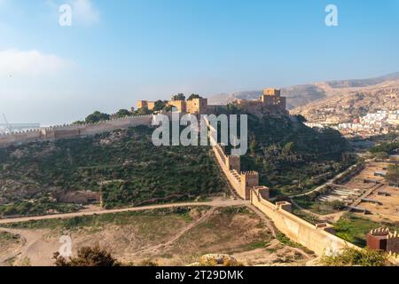 Blick vom Aussichtspunkt auf Cerro San Cristobal de la Muralla de Jairan und die Alcazaba, die Stadt Almeria, Andalusien. Spanien. Costa del sol in der Stockfoto