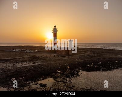 Blick aus der Vogelperspektive auf den Leuchtturm von Toston bei Sonnenuntergang, Punta Ballena in der Nähe der Stadt El Cotillo, Insel Fuerteventura, Kanarische Inseln. Spanien Stockfoto