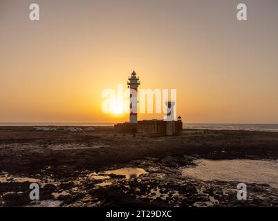 Blick aus der Vogelperspektive auf den Leuchtturm von Toston bei Sonnenuntergang, Punta Ballena in der Nähe der Stadt El Cotillo, Insel Fuerteventura, Kanarische Inseln. Spanien Stockfoto