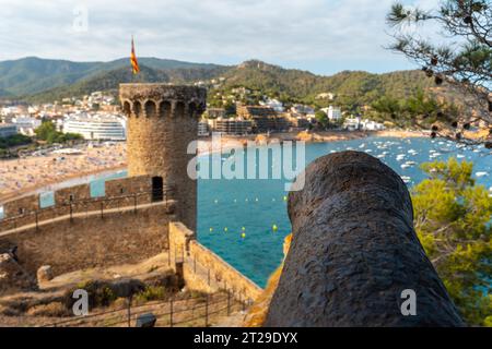 Wunderschöne Kriegskanone in der Burg von Tossa de Mar im Sommer, Girona an der Costa Brava von Katalonien im Mittelmeer Stockfoto