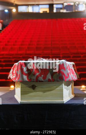 Marseille, Frankreich. Oktober 2023. Sylvain Rostaing/Le Pictorium - Hommage a Richard Martin dans Son Theater emblematique le Toursky a Marseille - 17/10/2023 - France/Bouches-du-Rhone/Marseille - nach dem Tod von Richard Martin, sein Sarg wird auf der Bühne des Toursky-Theaters in Marseille ausgestellt, damit seine Freunde kommen und ihre letzte Ehre erweisen können. Tribut an Richerd Martin bei Toursky Credit: LE PICTORIUM/Alamy Live News Stockfoto