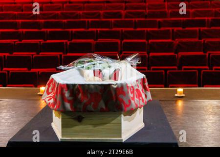 Marseille, Frankreich. Oktober 2023. Sylvain Rostaing/Le Pictorium - Hommage a Richard Martin dans Son Theater emblematique le Toursky a Marseille - 17/10/2023 - France/Bouches-du-Rhone/Marseille - nach dem Tod von Richard Martin, sein Sarg wird auf der Bühne des Toursky-Theaters in Marseille ausgestellt, damit seine Freunde kommen und ihre letzte Ehre erweisen können. Tribut an Richerd Martin bei Toursky Credit: LE PICTORIUM/Alamy Live News Stockfoto