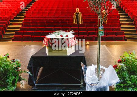 Marseille, Frankreich. Oktober 2023. Sylvain Rostaing/Le Pictorium - Hommage a Richard Martin dans Son Theater emblematique le Toursky a Marseille - 17/10/2023 - France/Bouches-du-Rhone/Marseille - nach dem Tod von Richard Martin, sein Sarg wird auf der Bühne des Toursky-Theaters in Marseille ausgestellt, damit seine Freunde kommen und ihre letzte Ehre erweisen können. Tribut an Richerd Martin bei Toursky Credit: LE PICTORIUM/Alamy Live News Stockfoto