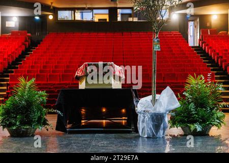 Marseille, Frankreich. Oktober 2023. Sylvain Rostaing/Le Pictorium - Hommage a Richard Martin dans Son Theater emblematique le Toursky a Marseille - 17/10/2023 - France/Bouches-du-Rhone/Marseille - nach dem Tod von Richard Martin, sein Sarg wird auf der Bühne des Toursky-Theaters in Marseille ausgestellt, damit seine Freunde kommen und ihre letzte Ehre erweisen können. Tribut an Richerd Martin bei Toursky Credit: LE PICTORIUM/Alamy Live News Stockfoto