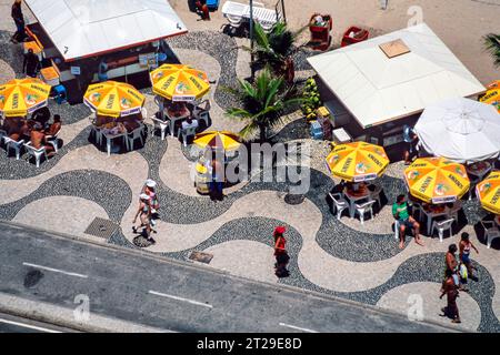 Restaurants und Leute auf der Avenido Atlantica, Copacabana Beach, Rio de Janeiro, Brasilien Stockfoto