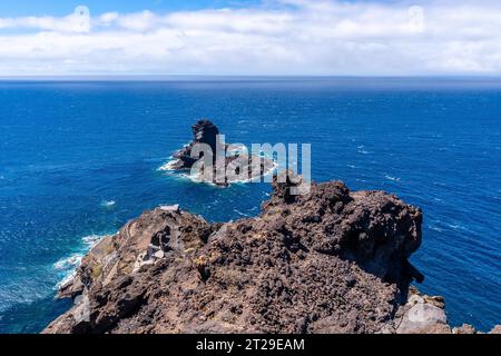 Klippe auf dem Abstieg zum schwarzen Sandstrand von Bujaren, nördlich der Insel La Palma, Kanarische Inseln. Spanien Stockfoto