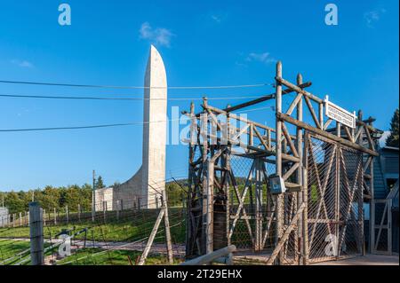 Eingangsbereich des ​​the ehemaligen Konzentrationslagers Natzweiler-Struthof, dahinter Leuchtturm-Gedenkstätte, Natzwiller, Elsass, Frankreich, Europa Stockfoto