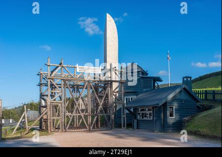 Eingangsbereich des ​​the ehemaligen Konzentrationslagers Natzweiler-Struthof, dahinter Leuchtturm-Gedenkstätte, Natzwiller, Elsass, Frankreich, Europa Stockfoto