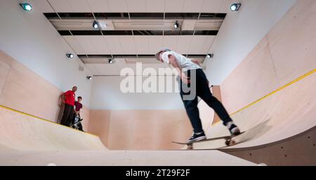 The Design Centre, London, Großbritannien. Oktober 2023. Die erste große britische Ausstellung, die die Entwicklung des Skateboards von den 1950er Jahren bis heute kartografiert, findet vom 20. Oktober 2023-2 Juni 2024 statt. Zu sehen sind über 90 seltene und einzigartige Tafeln sowie 150 weitere Objekte, darunter Tony Hawks erste professionelle Tafeln und Sky Browns. An diesem Tag wird Londons neueste öffentliche Skate-Rampe vorgestellt, die in der Ausstellungsgalerie gebaut wurde und mit Mitgliedern des Converse CONS Skateboard Team Riders Live-Skating präsentiert wird. Quelle: Malcolm Park/Alamy Live News Stockfoto