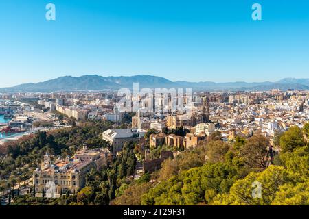 Blick auf die Stadt und die Kathedrale der Inkarnation von Malaga vom Schloss Gibralfaro in der Stadt Malaga, Andalusien. Spanien Stockfoto