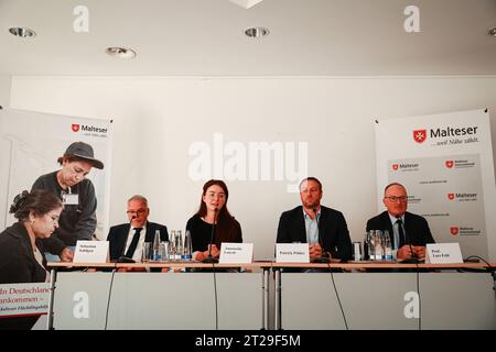 Sebastian Schilgen, Geschäftsführer Malteser Werke, Anastasiia Lotysh, Malteser Bundeskoordinatorin Mentale Gesundheit in der Betreuung Geflüchteter, Patrick Pöhler, Pressesprecher von Malteser, Prof. Lars Feld, Ökonom und Leiter des Walter-Eucken-Instituts in Freiburg bei der Pressekonferenz zur Vorstellung des 4. Malteser Migrationsberichte, 18.10.2023, Hotel Aquino, Berlin, Deutschland *** Sebastian Schilgen, Geschäftsführer Malteser Werke, Anastasiia Lotysh, Malteser Bundeskoordinator psychische Gesundheit in der Flüchtlingspflege, Patrick Pöhler, Pressesprecher von Malteser, Prof. Lars Feld, EC Stockfoto